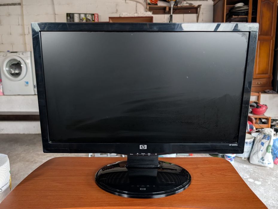 Secretaria mais computador a funcionar