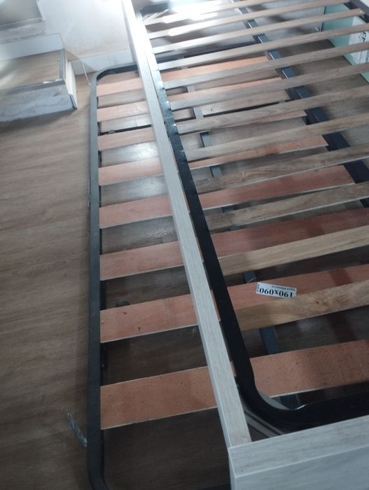 Cama solteiro como nova com  um segundo estrado