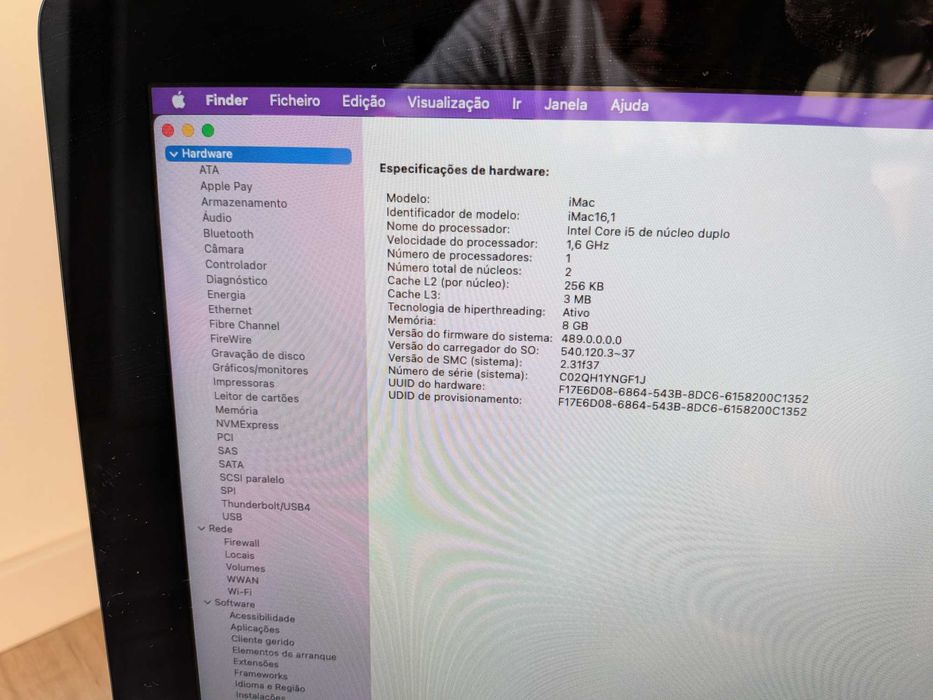 iMac de 21,5 polegadas, modelo final de 2015 da Apple.