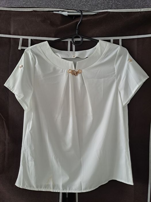 Біла жіноча блуза для дівчини