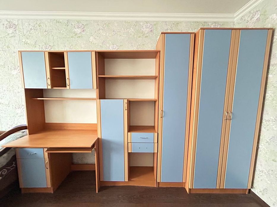 Продам стіл письмовий із стінкою