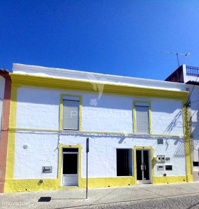 Moradia com 2 espaços comerciais em Redondo — Redondo, Évora