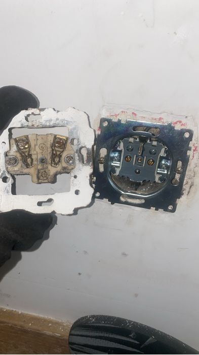 Troco tomadas e instalo luzes – eletricista