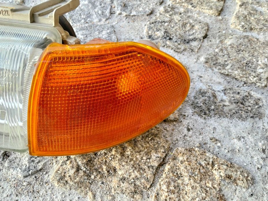 Farol / Ótica dianteiro + pisca + farolim + jante/pneu + grelha dianteira + tampões Opel Astra F