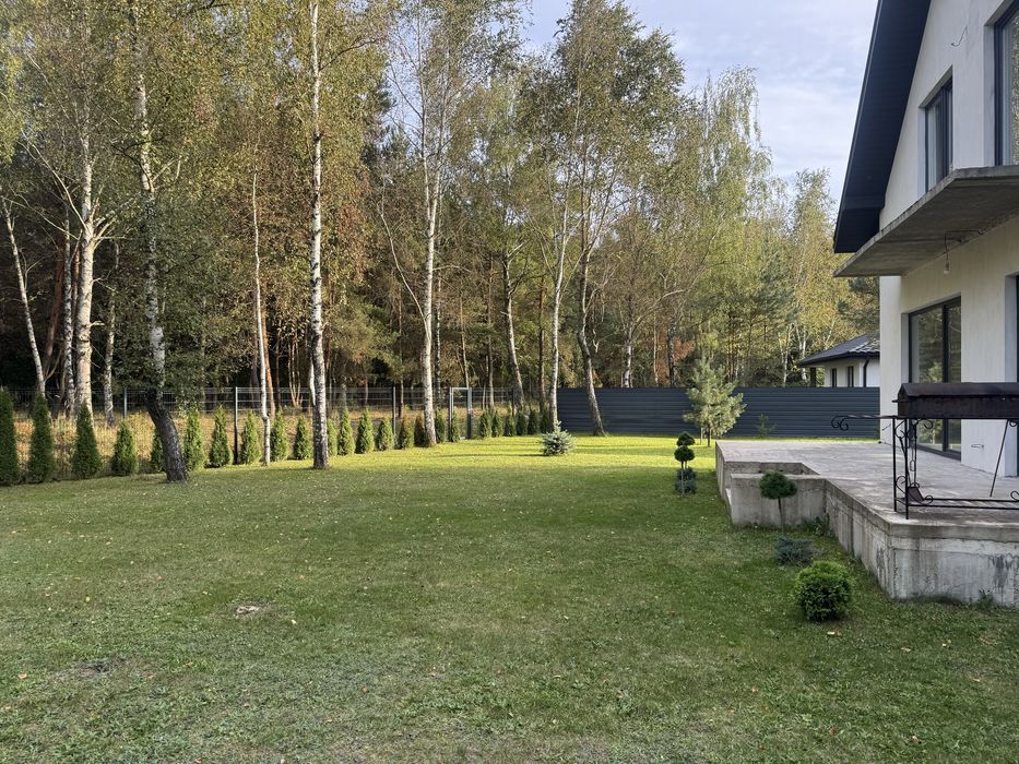 Будинок біля лісу