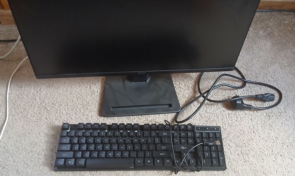 Monitor LED MSI PRO i klawiaturę Counter strike