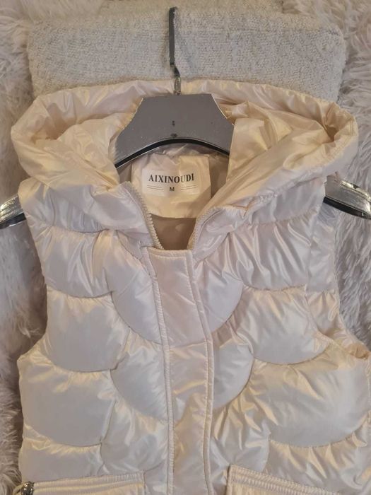 Colete acolchoado com capuz