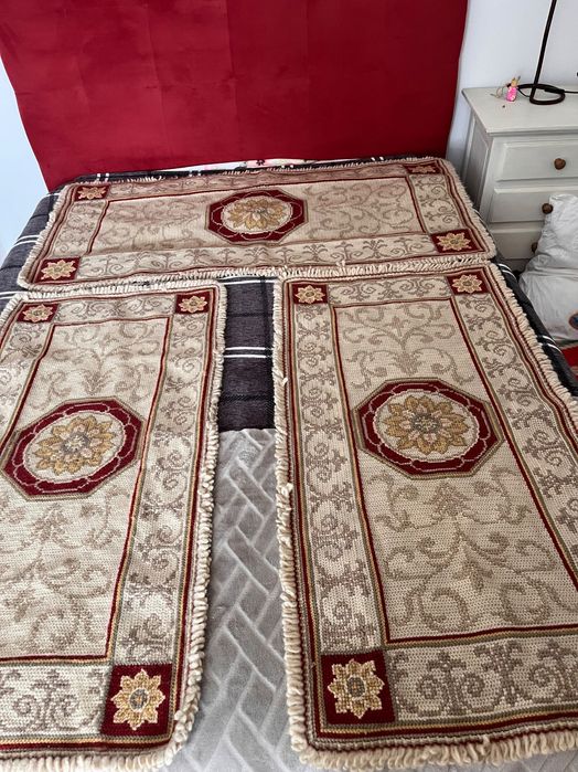 Lindo trio de tapetes de quarto em impecável