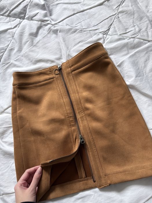 Zamszowa spódnica z suwakiem camel brązowa