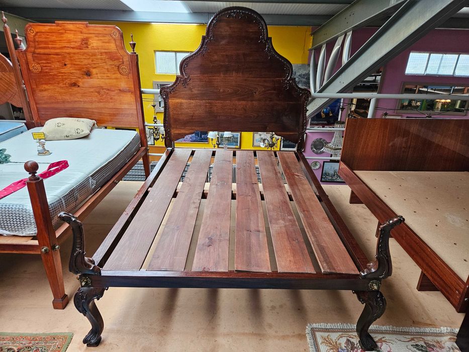 Cama antiga em madeira maciça com estrado e colchão - Bom estado geral