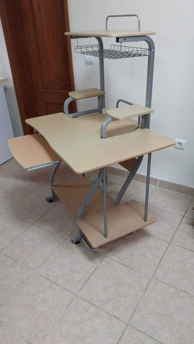 Secretária com apoios, divisórias e arrumação, de metal e madeira