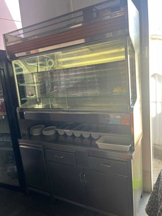 Conjunto vitrine e armário inox, pronto a retirada