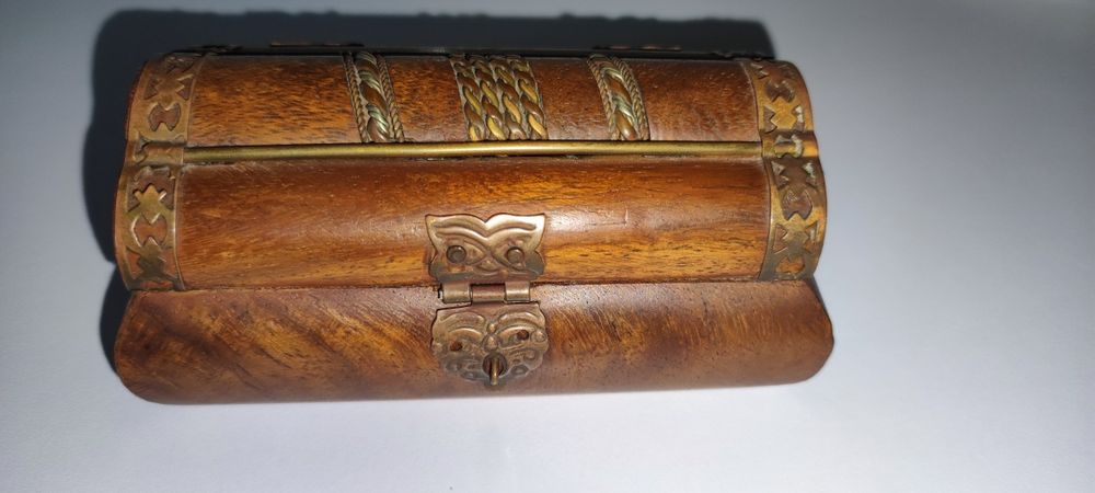 Caixa antiga em madeira e latão