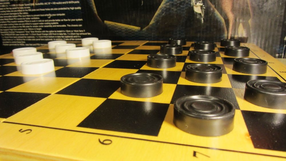 игра в шашки - комплект шахматная доска и шашки