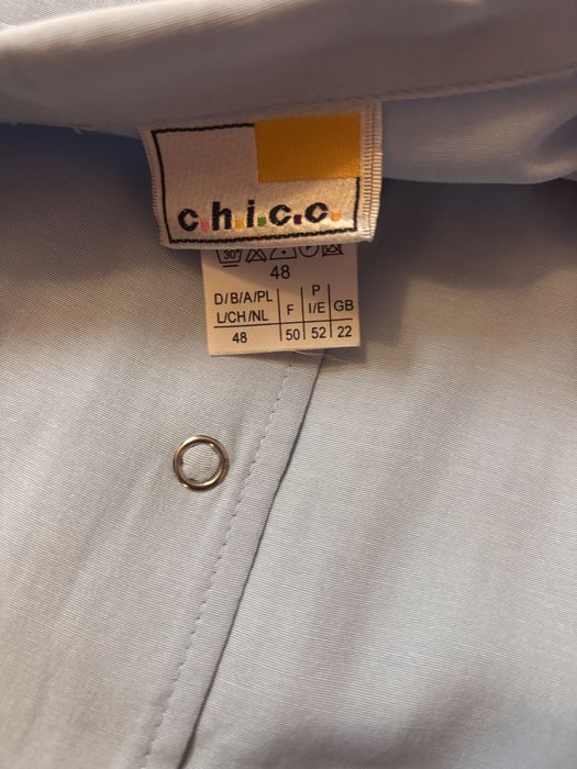 Blusa azul claro com botoes