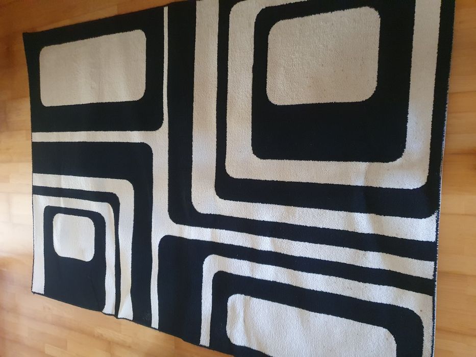 Tapete preto e branco