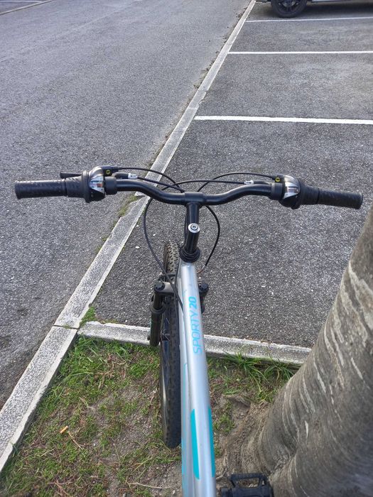 Bicicleta todo o terreno aro 26 cinzenta com acabamentos azuis
