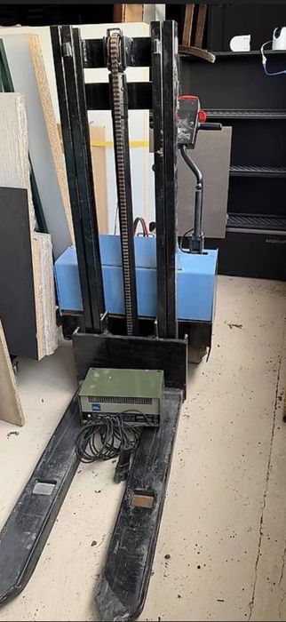 Paleciak elektryczny masztowy 1000kg