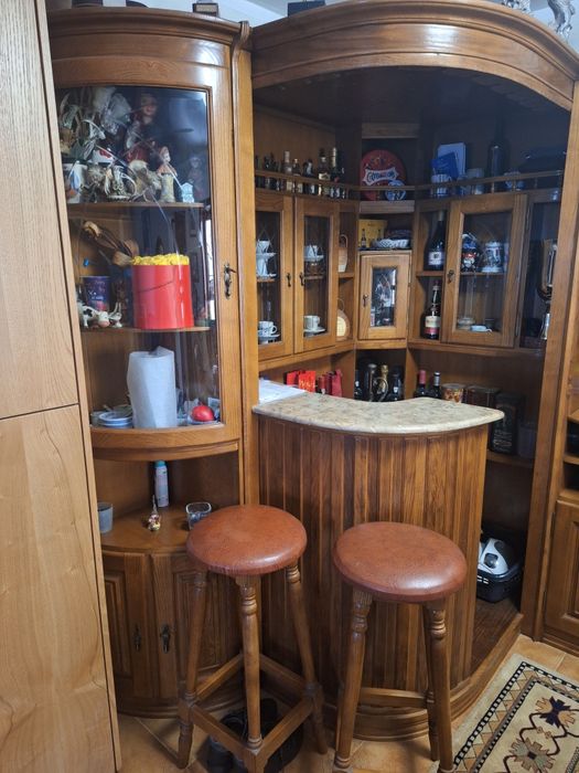 Bar de sala com portas de vidro + bancos