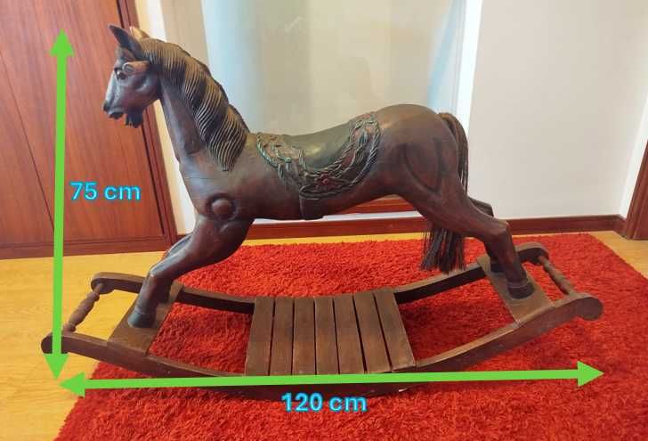 Cavalo de baloiço em madeira lacada