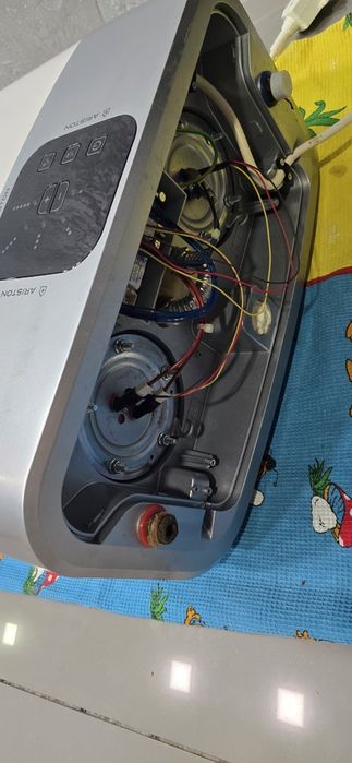 Бойлер Ariston на деталі