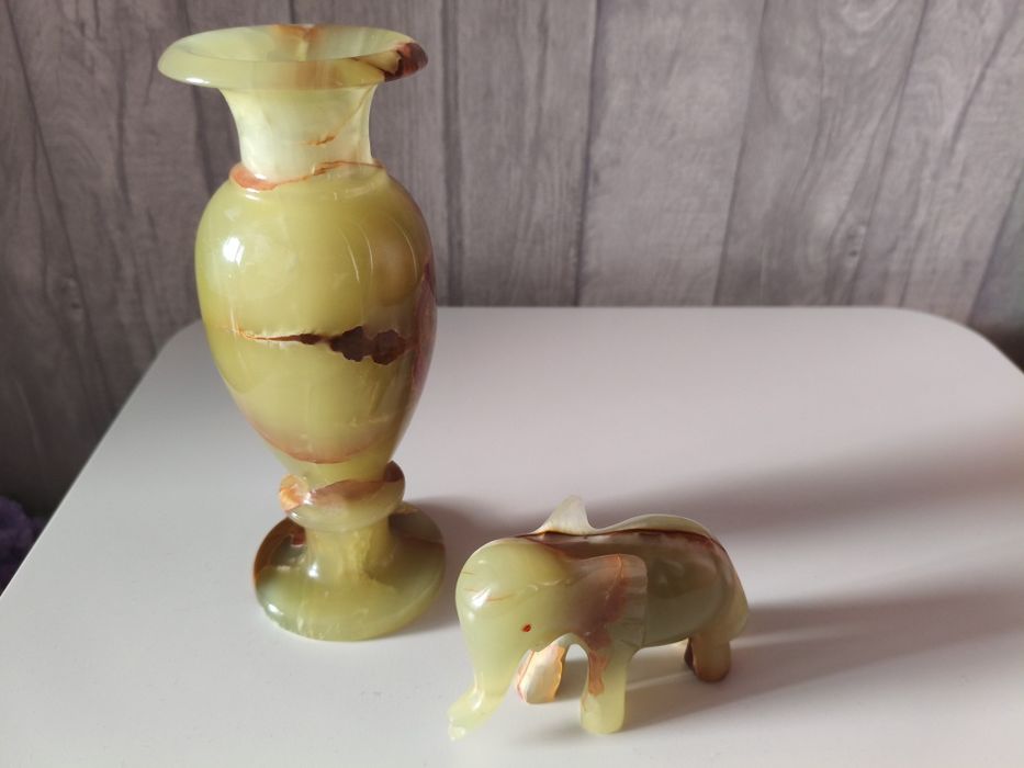 Wazon i figurka słonia z onyksu pakistańskiego