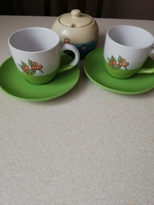 Filiżanki i cukierniczka