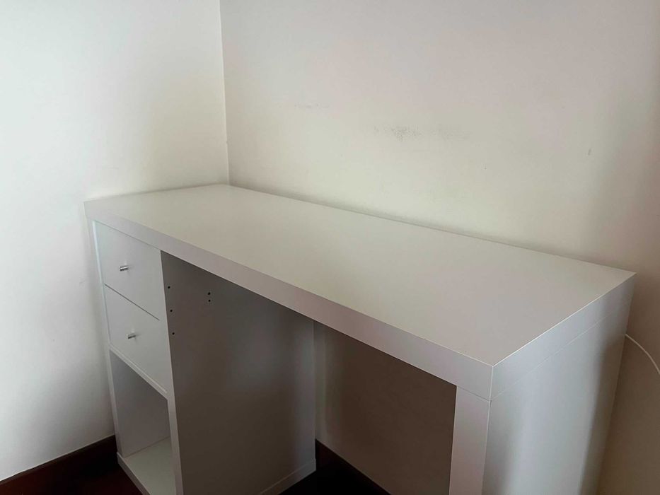 Secretária Branca IKEA – Como Nova | 111x39 cm | Arrumação + Gestão de Cabos