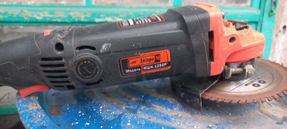 Продам болгурку с дисками