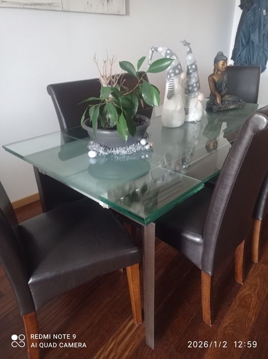 Mesa de vidro 160x90  extensível com 6 cadeiras em pele em bom estado