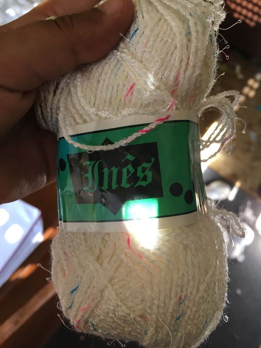 Novelos “Inês” branco com nuances rosa, azuis e amarelas, 50 gramas