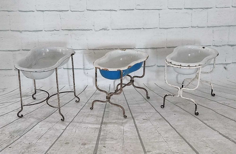 Bidé ferro esmaltado português com estrutura em ferro forjado