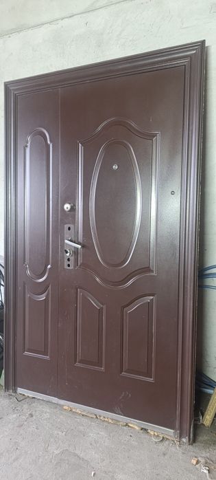 Продам б/у полуторні двері.