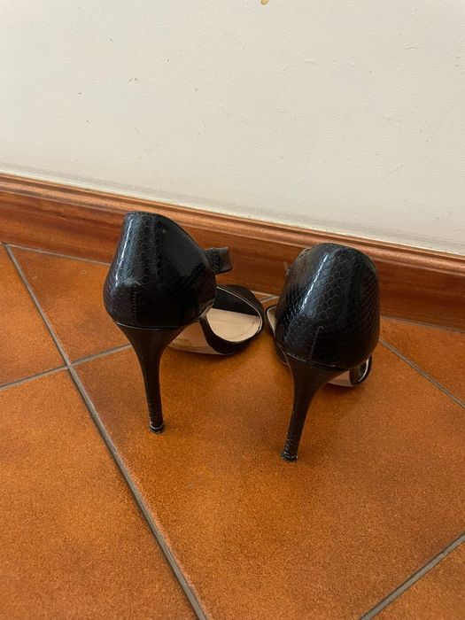 Sapato preto da Seaside de salto alto