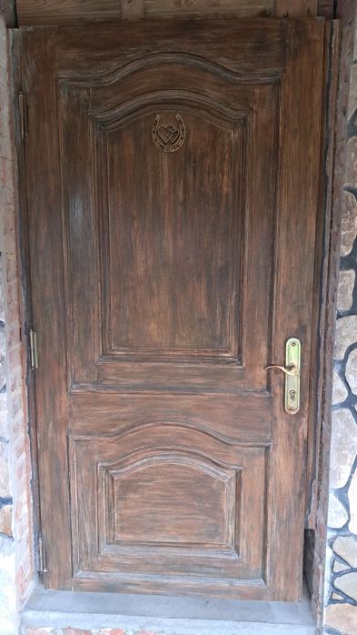 Вхідне,дубове полотно вхідних дверей.