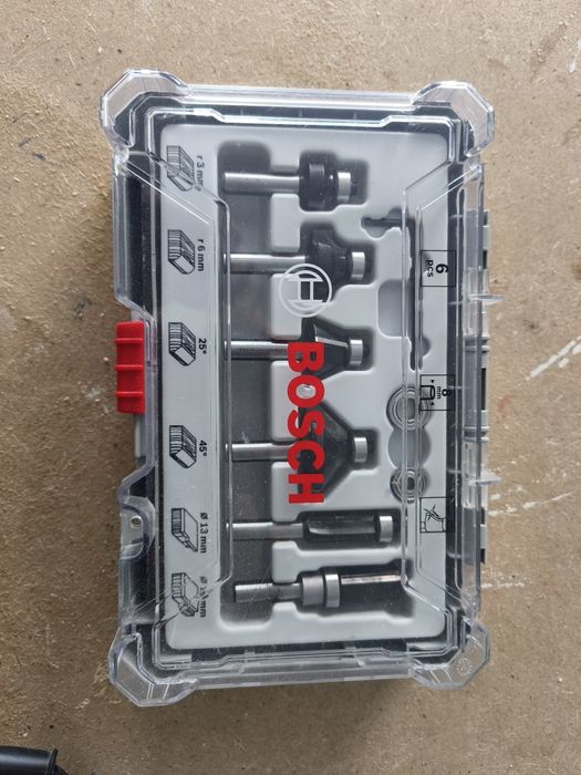 Tupia 1200W POF 1200 AE Bosch + Jogo 6 Fresas 8mm Bosch