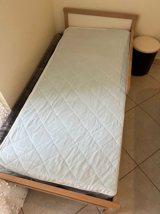 Cama (sommier) com cabeceira e grade. IKEA