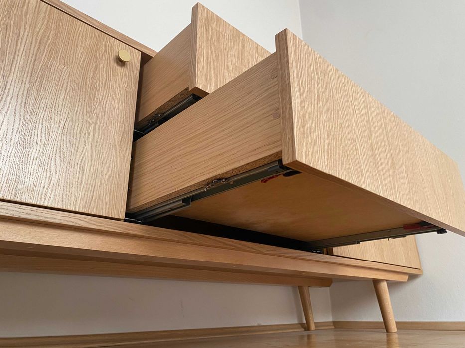 Szafka RTV sideboard 200cm z szufladami tip-on i pionowym usłojeniem