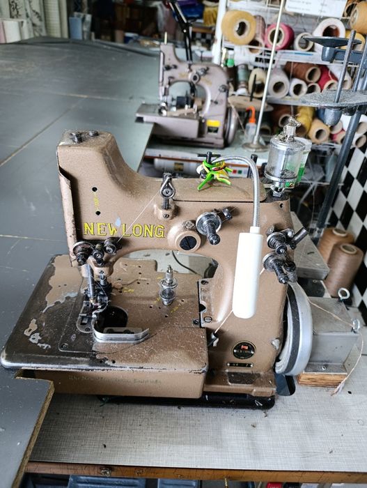 Máquina de debruar carpetes e tapetes