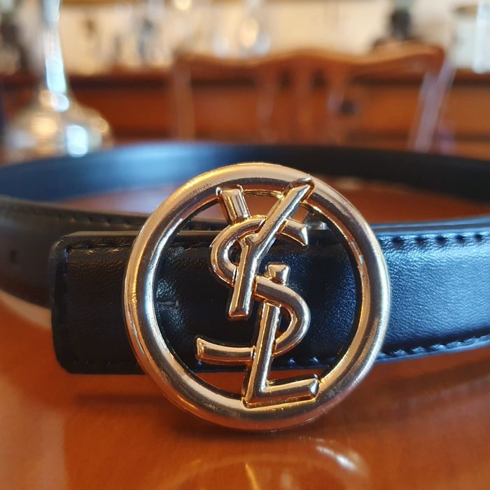 Cinto preto com fivela dourada