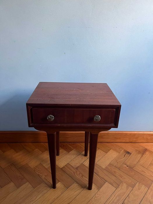 Conjunto de 2 mesinhas de apoio em madeira – uma para restauro