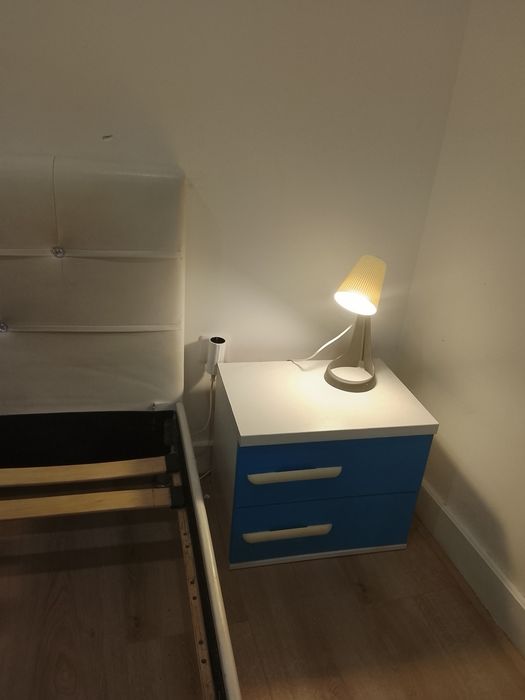 Estrutura cama 1.40 por 2 m + 1 mesa cabeceira