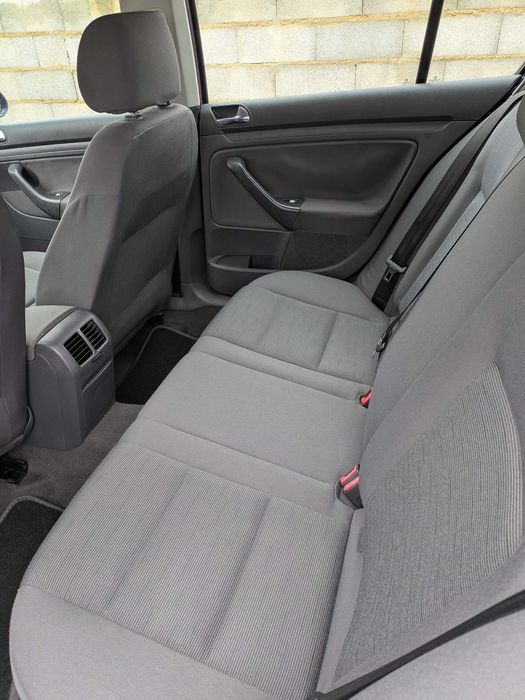 Volkswagen Golf 1.4 Gasolina — Confortável e fiável