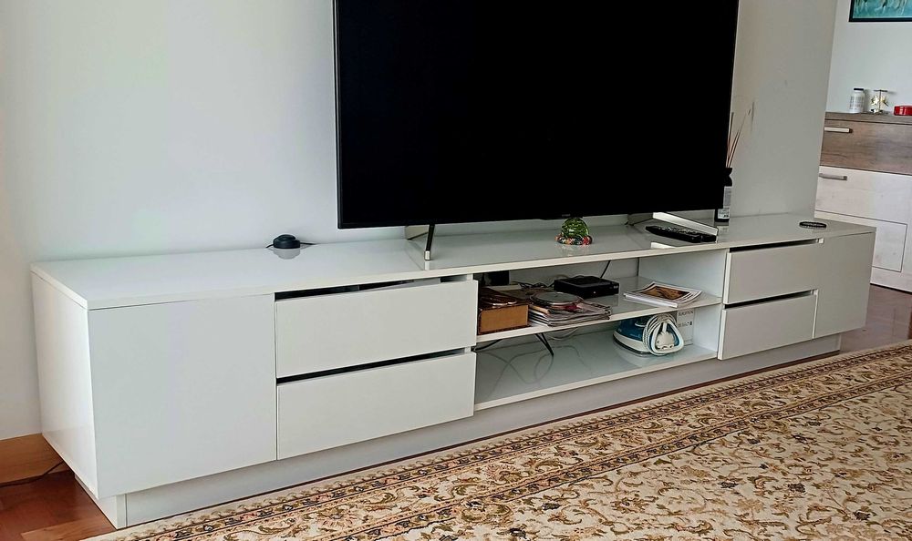 Móvel TV branco feito por encomenda.