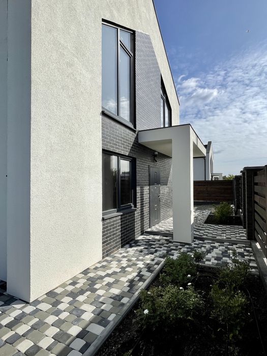 Будинок з терасою біля озера неподалік Бучанського парку