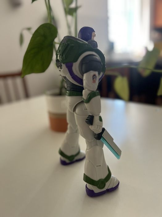 Mattel Lightyear Figura Buzz com luz e som 30cm