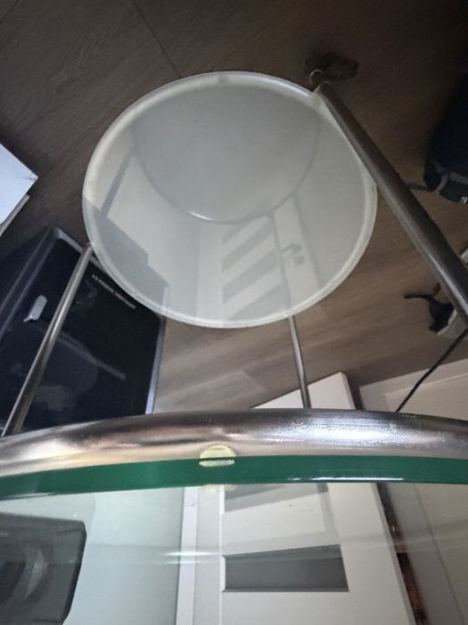 Szklany stolik na kółkach Ikea Strind