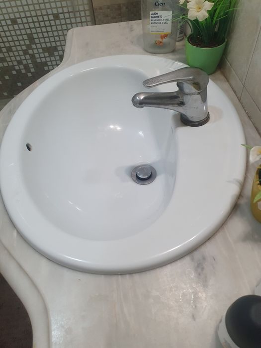 Lavatório valadares em bom estado com torneira