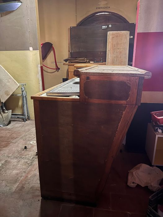 Balcão de Bar em Madeira Maciça com Lava-loiça – Estilo Rústico Profissional