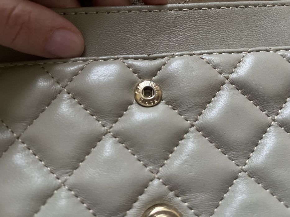 сумка сіро-бежевого кольору Chanel